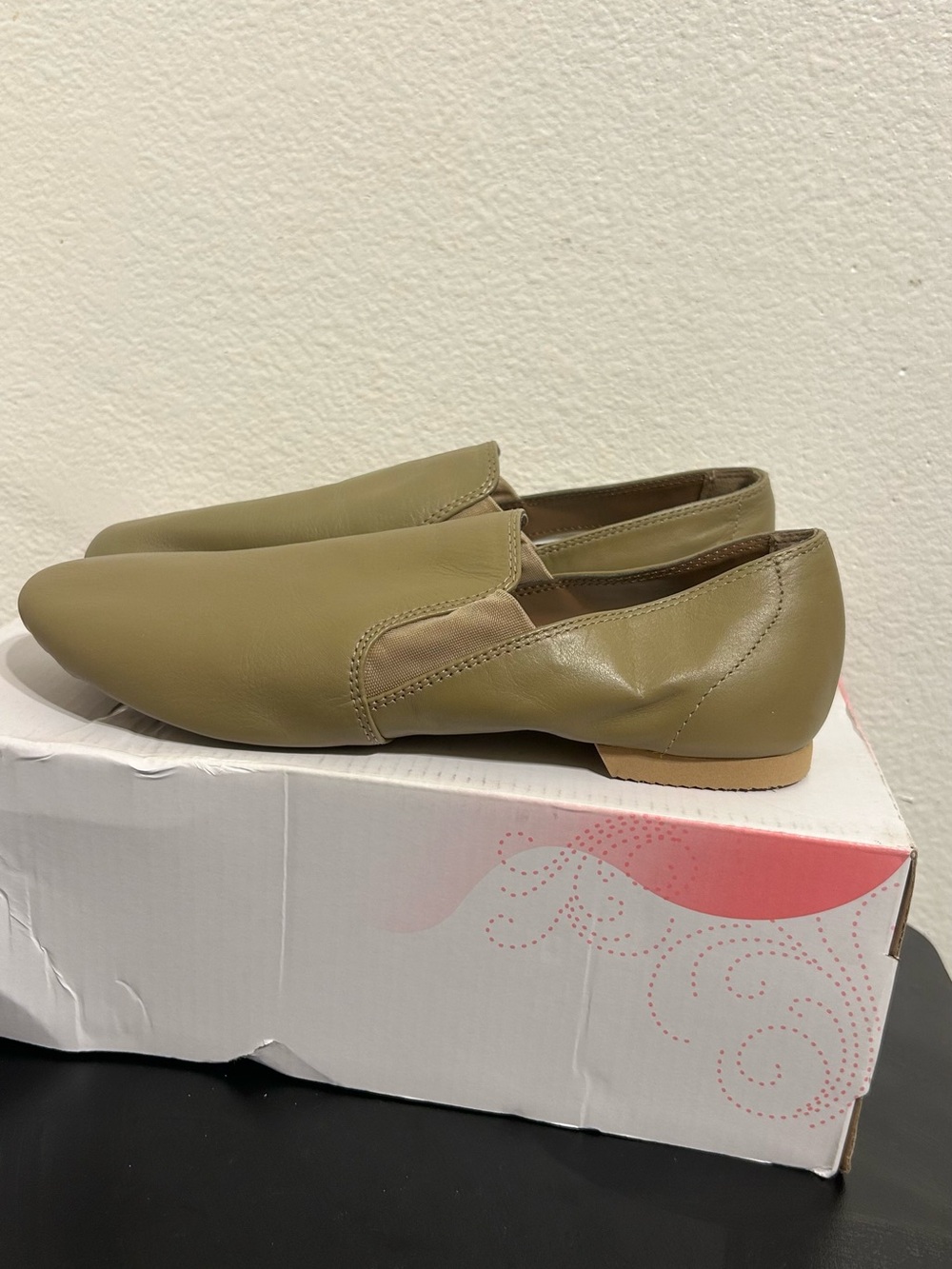 BCG Women’s Jazz Dance Shoes Khaki Leather Slip On Split Sole Size 7B - Picture 4 of 9